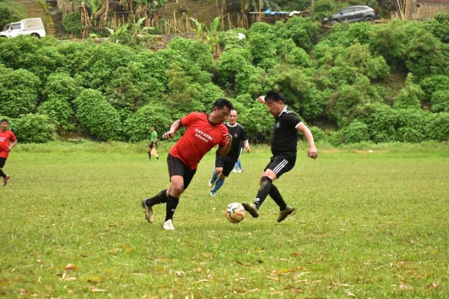 Players from New Ecclesia (Black) and Revenant FC (Red) in action at The Friday League for 35+ at Assam Rifle Ground, Mokokchung. The league got underway on May 6 with six teams. In the first match of the day, Senso Sporting FC beat Terokroker FC by 4 -2. In the second match, Royal Enfield Mokokchung beat Aturara FC 4-2. The last match was played between New Ecclesia and Revenant FC where Revenant FC scored 3 goals to win the match 3-0.